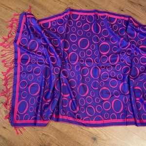 Cashmere scarf reversible for different color choice.